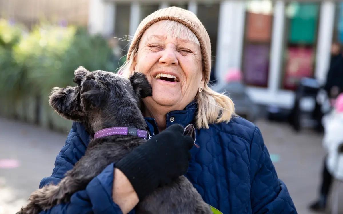 Vårdhundarna Rozzo och Lola på besök