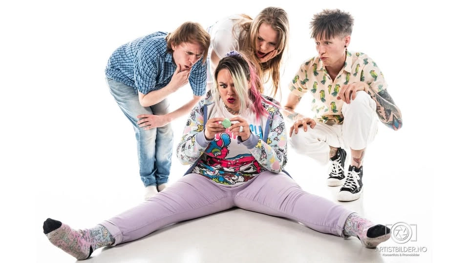 TwoMinutesHate på Pride! 🌈✨️🎀☀️