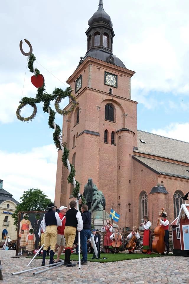 Majstångsresning på Stora torget i Falun