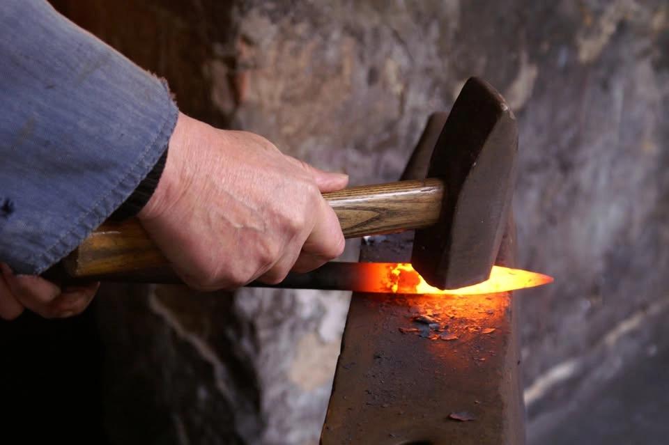 Varmsmide, sommarkurs i Smedjan, Tidaholm museum