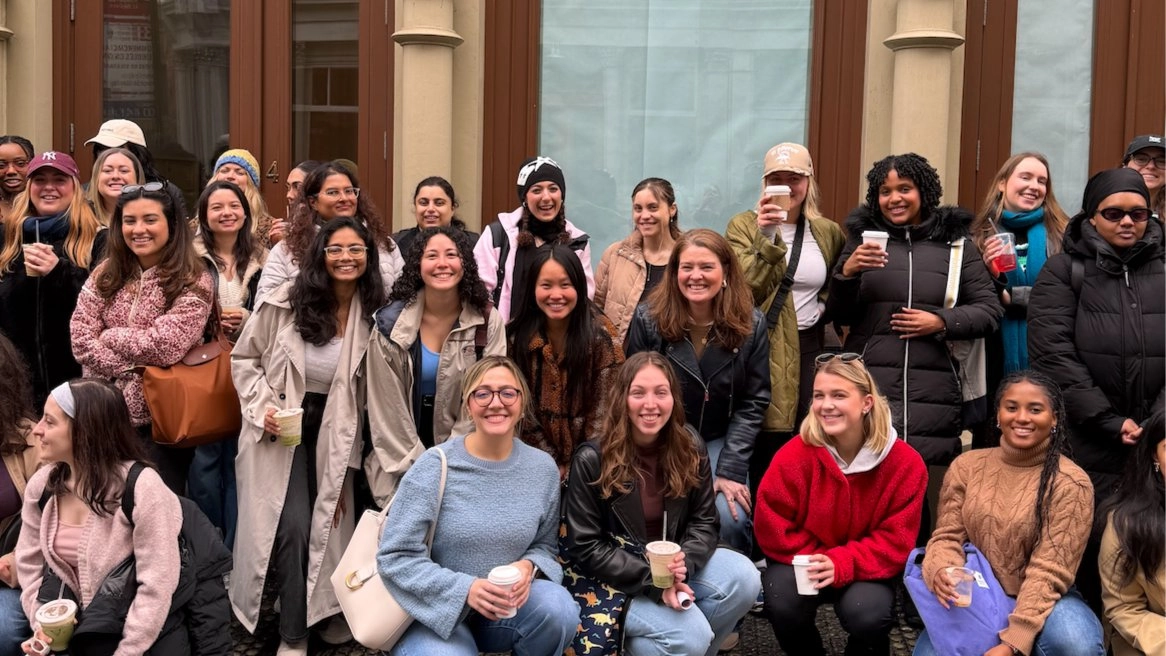 đ· SOHO GIRL CLUB COFFEE WALK đŻââïž âïž