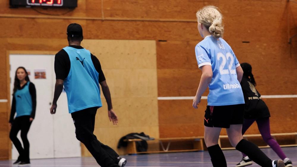 Nattfotboll för tjejer med MFF och BK Olympic