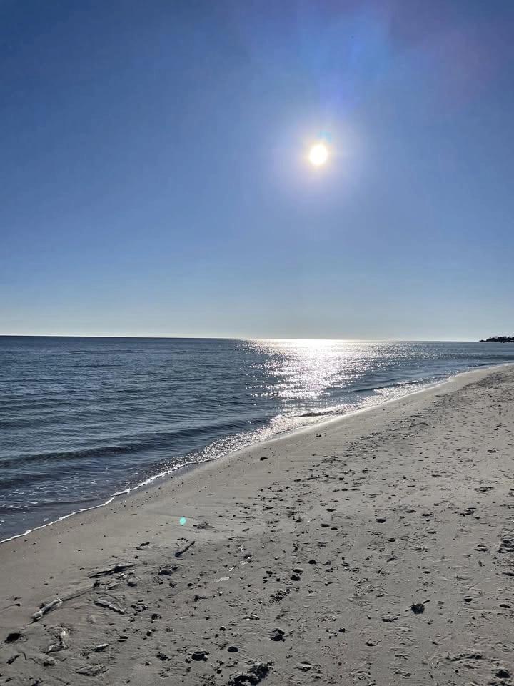 Sensing Yoga pรฅ stranden med Holistique