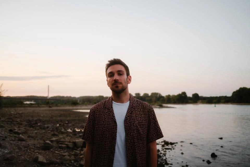 Sofakonzert mit dem Kölner Singer-Songwriters Julian Adler