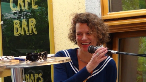 Malin Carlberg musikartist live ( vid flygeln ) under påskafton på Margretetorp