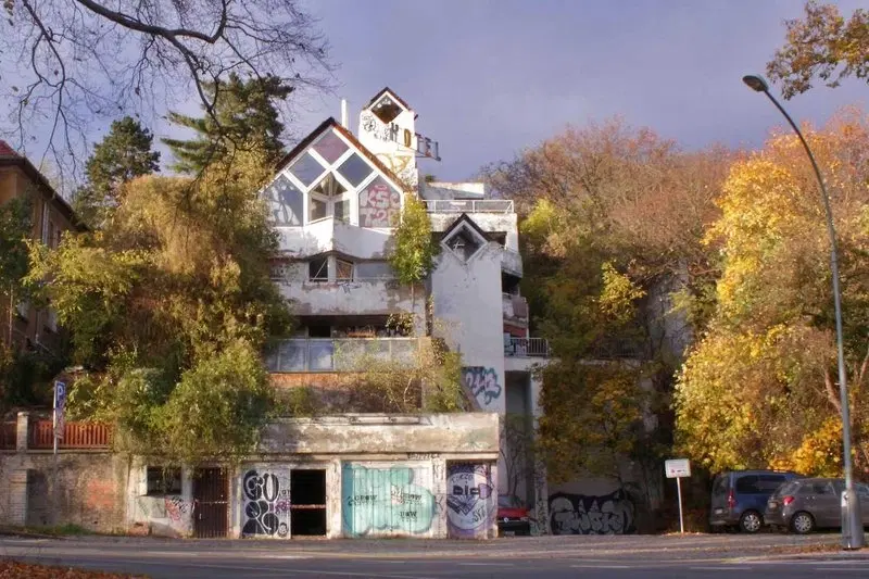 Hřebenky: po slavných a prázdných vilách od Strahova k Bertramce