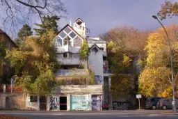 Hřebenky: po slavných a prázdných vilách od Strahova k Bertramce