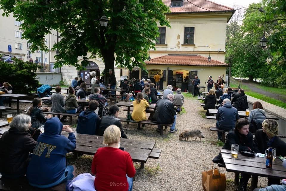 BUSKING NA ZAHRÁDCE: Lenka Síbrová