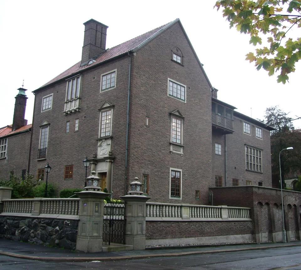 Bakom lyckta dörrar II (Lorensbergs villastad)