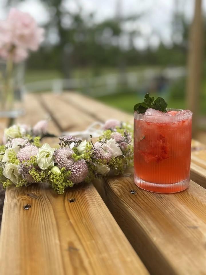 🌸 Bind din egen midsommarkrans! Café, Mocktails & Gårdsbutik 🌸