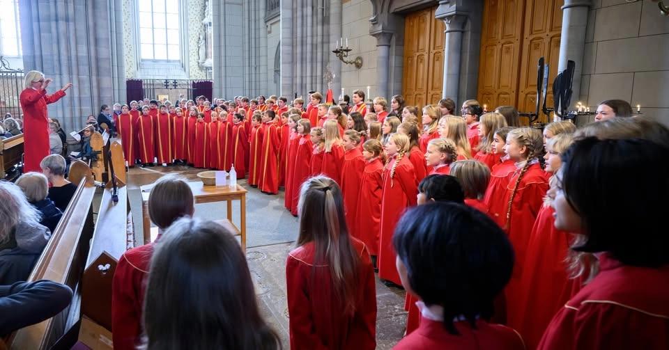 Uppsjungning med Uppsala domkyrkas flick- och gosskörer