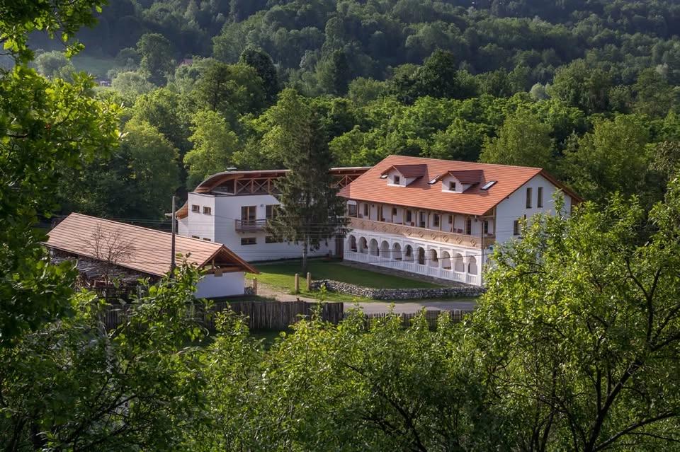 Sfânta Maria la Hanul Vatra, lângă Horezu — ateliere de olărit, lumânări, țesătură și poezie
