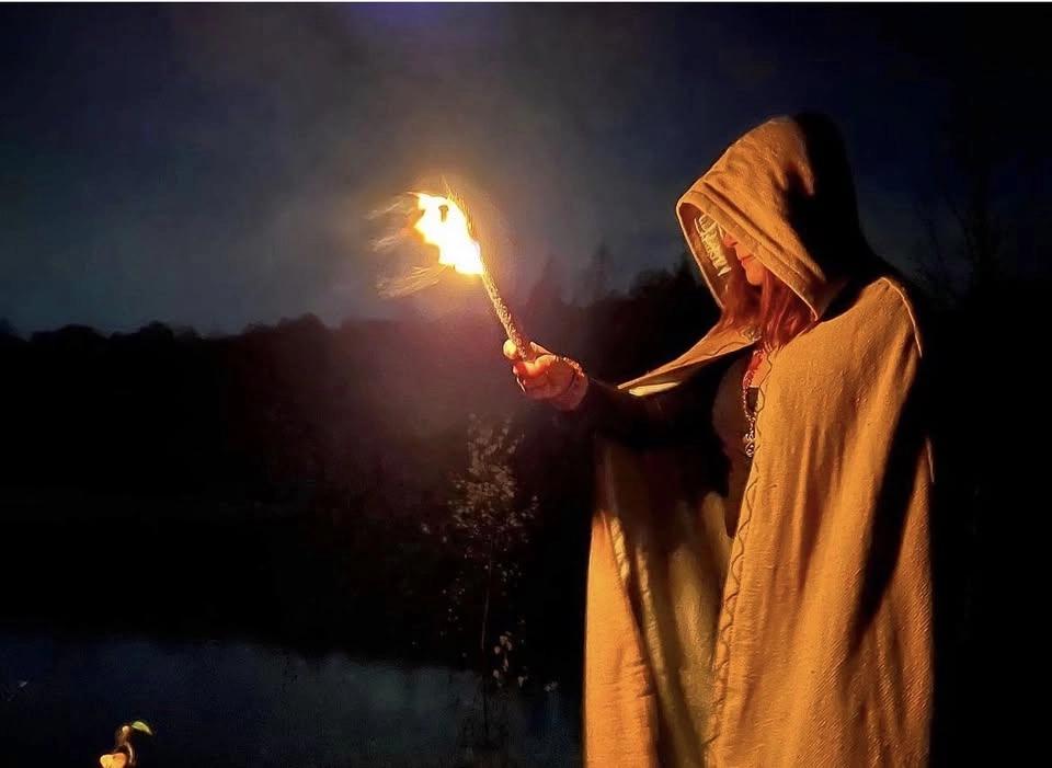 Midsommartrumning runt elden