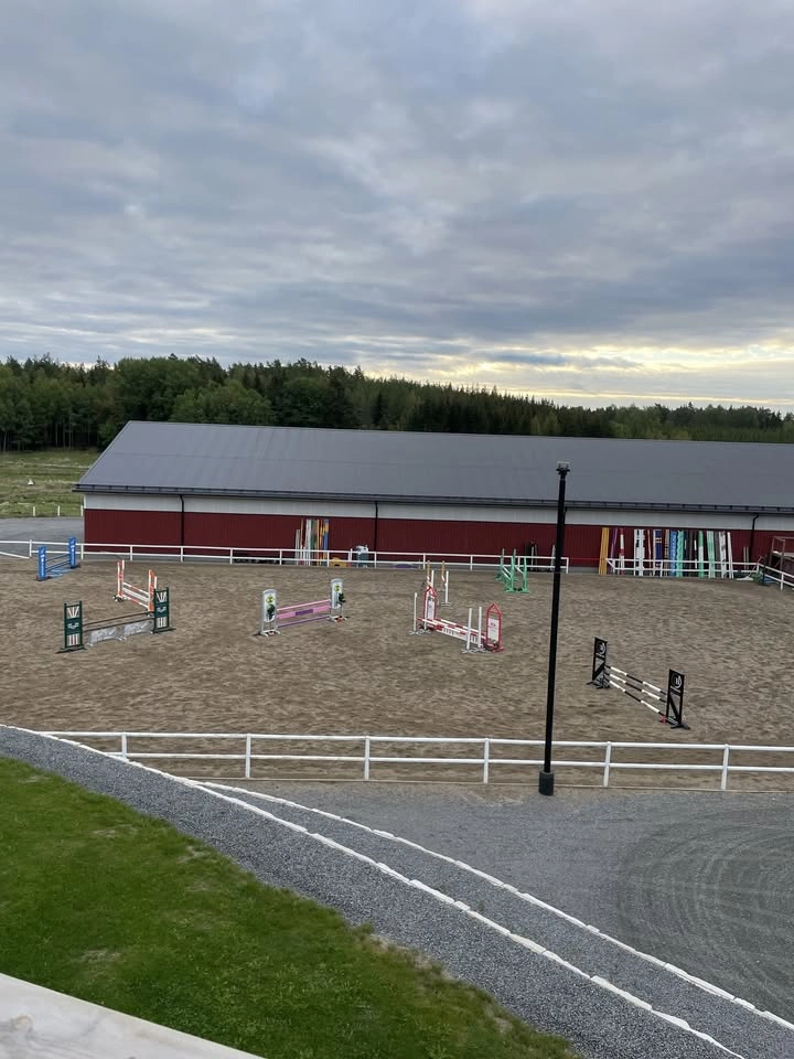 Pay and jump 4/4 TH stables đ°đŹ