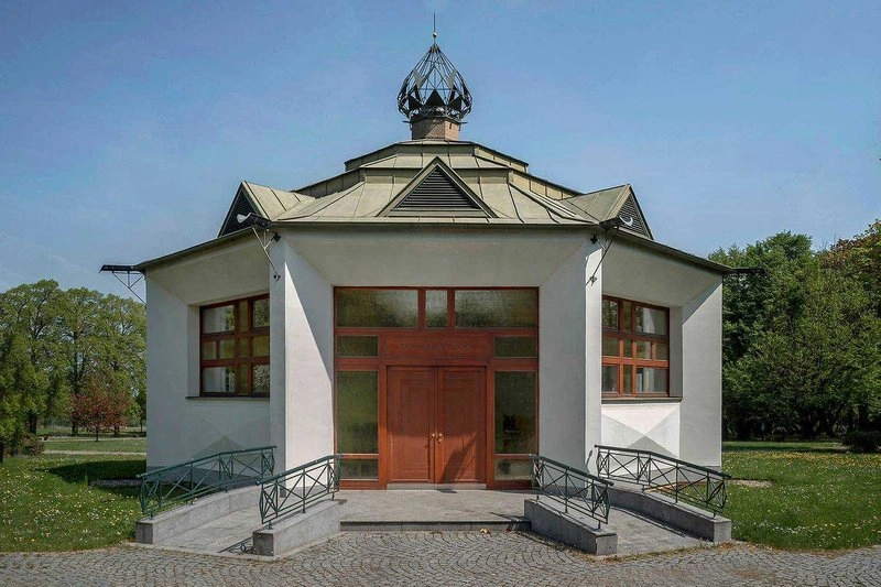Walk through Ďáblický Cemetery
