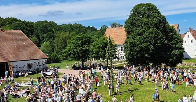 Midsommarfirande på Hovdala slott