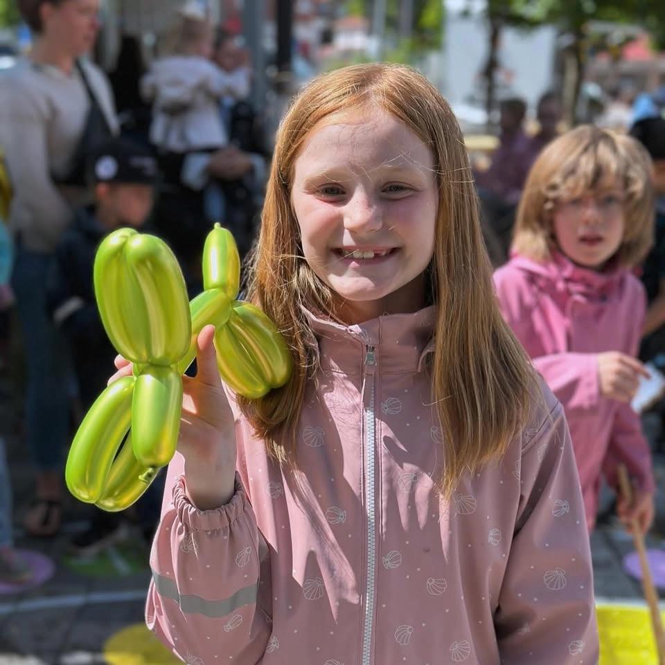 Ballongfigurer, pyssel och dans med superkompisen Hjosefin!
