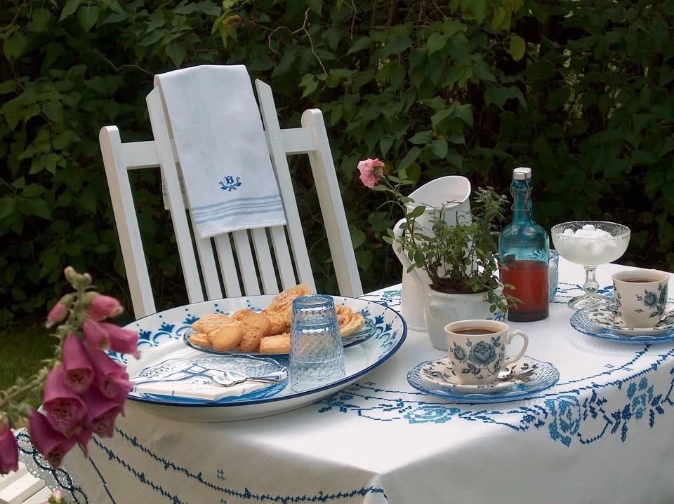 Trädgårdscafé i pastoratsgården i Källby