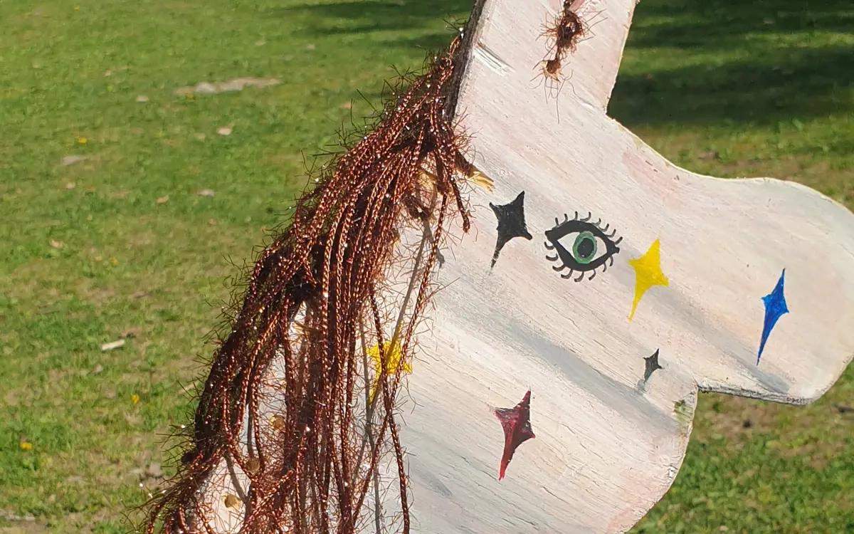 Prova på käpphästhoppning i parkleken Lugnet