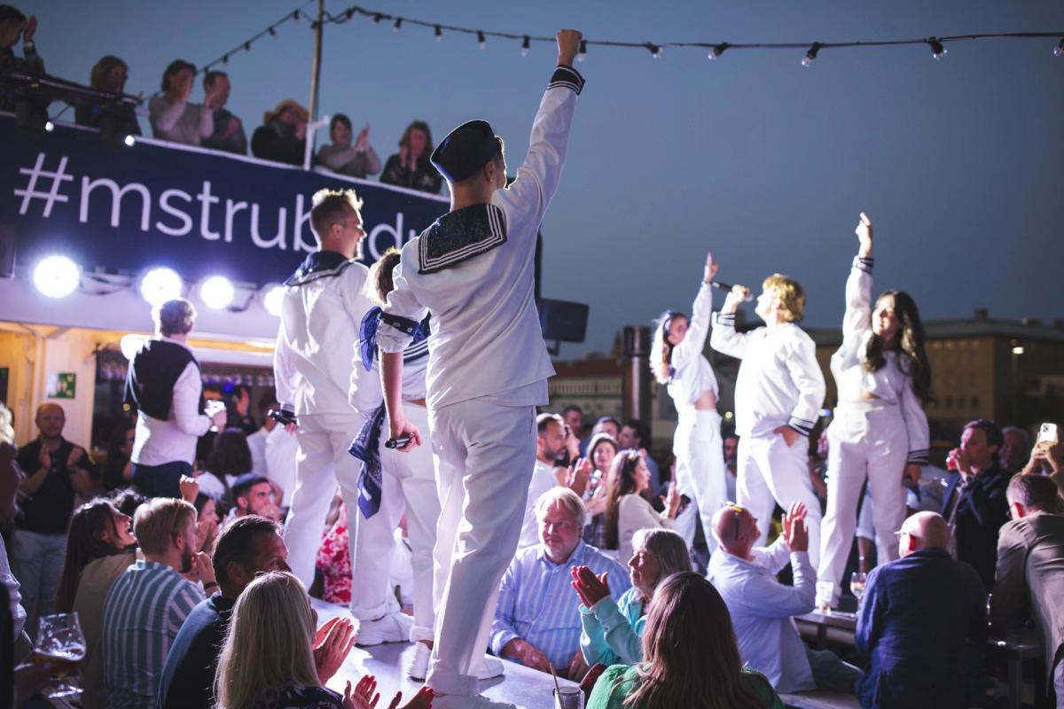 Skaldjurskryssning med show