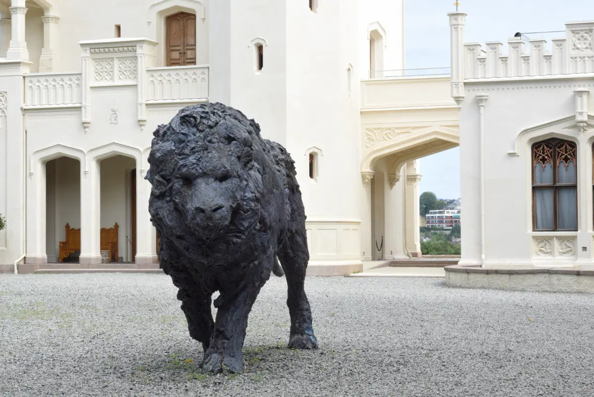 ”Blowing Figures into Space”