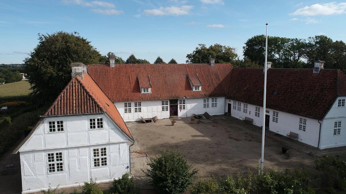 Herregårdenes Dag: Holbergs sommerbolig bag stillads