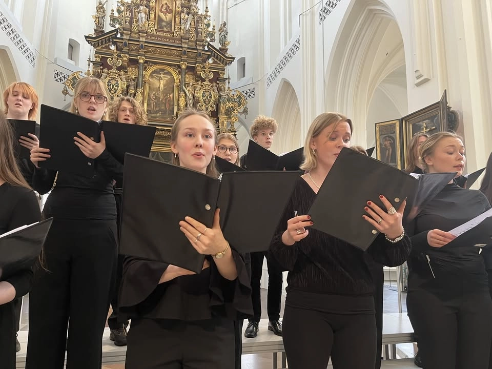 Släpp sångarna loss, det är vår!