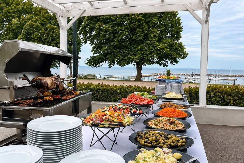 Grillbuffé med helgrillat lamm & trubadurunderhållning