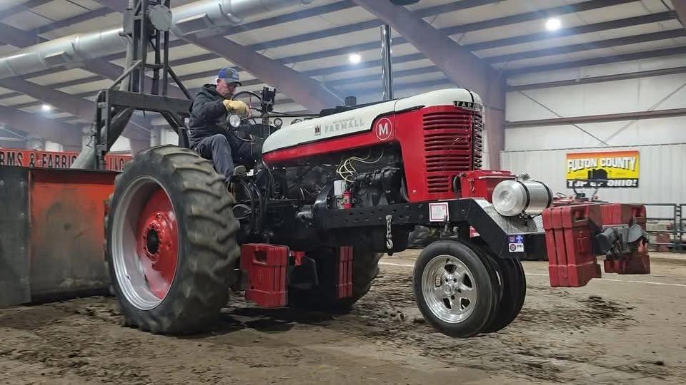 Tractor pull during Old timers Day's show