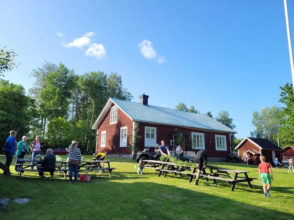 Lämna blommor, Kransbindning och löva midsommarstången 🌿