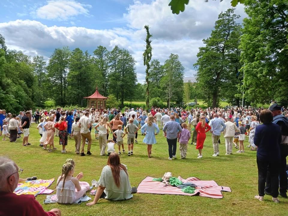 Midsommarfirande på Väsby Kungsgård
