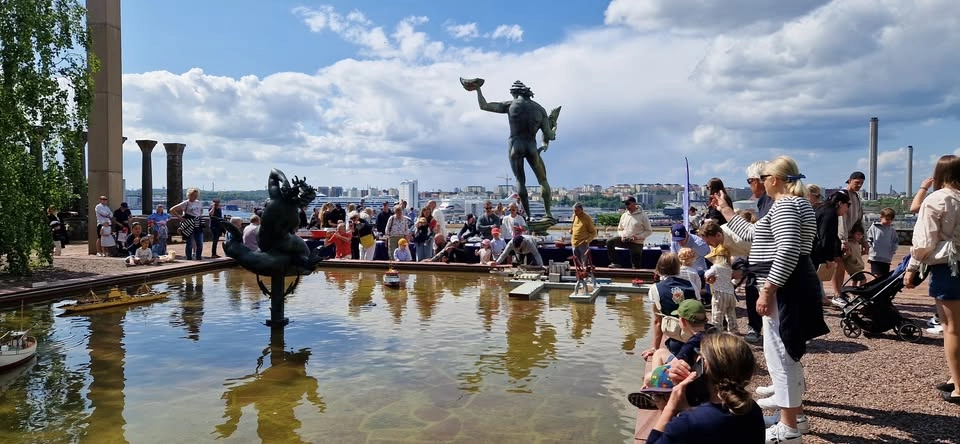 Modellbåtar på Millesgården - bli skeppare på en radiostyrd båt för en stund