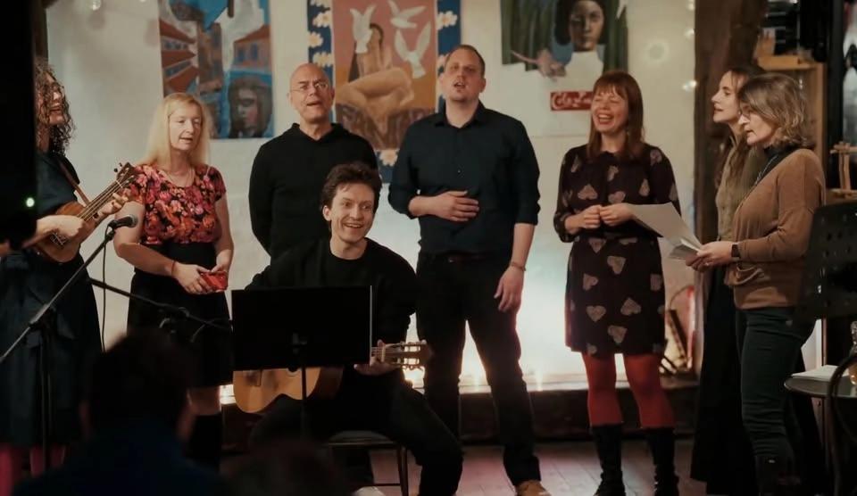Absolvenstký koncert - účastníci kurzů Daliho a Kamči: zpěv, rétorika, didgeridoo, alikvoty