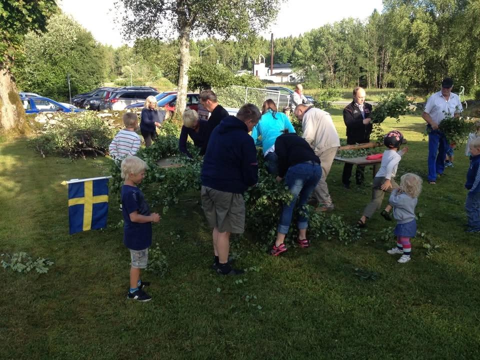 Klä midsommarstången i Marielund