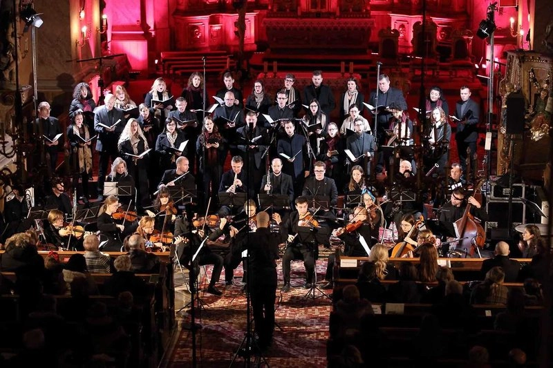 Medzi nebom a operou