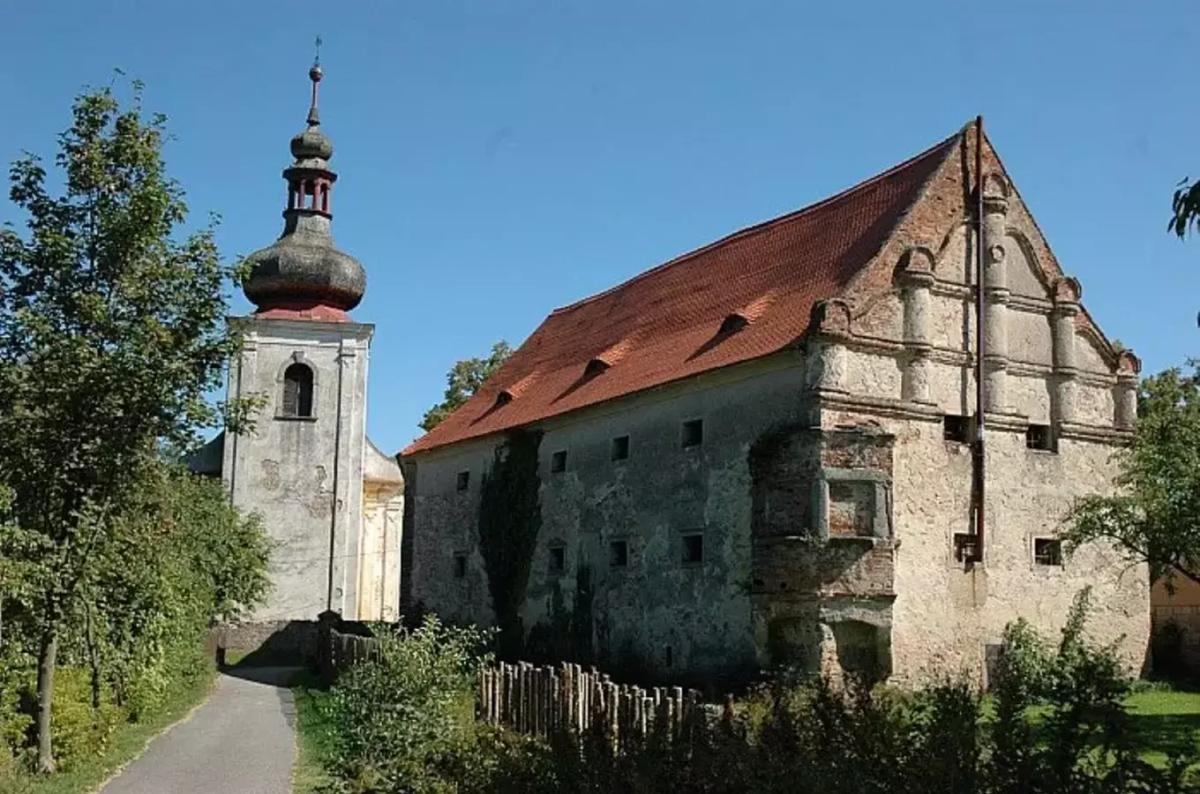 Komentovaná prohlídka tvrze Kadov