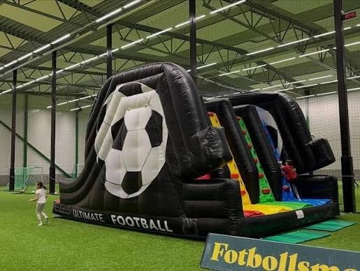 Lekland inomhus på Ultimate Football i Upplands Väsby