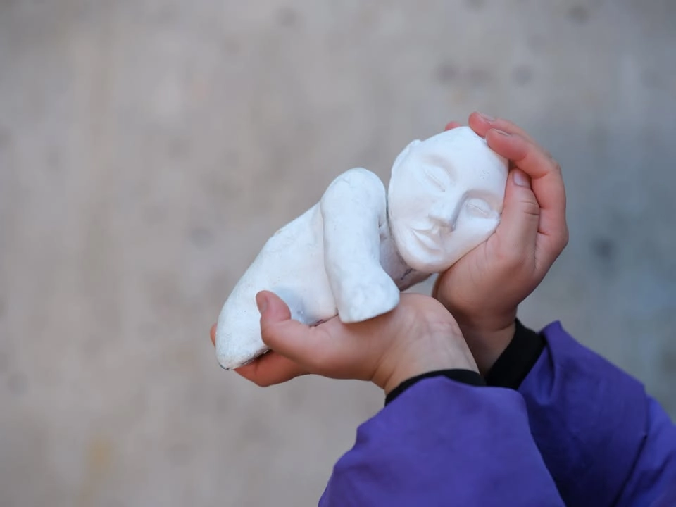 Vernissage av utställningen Omfamnad