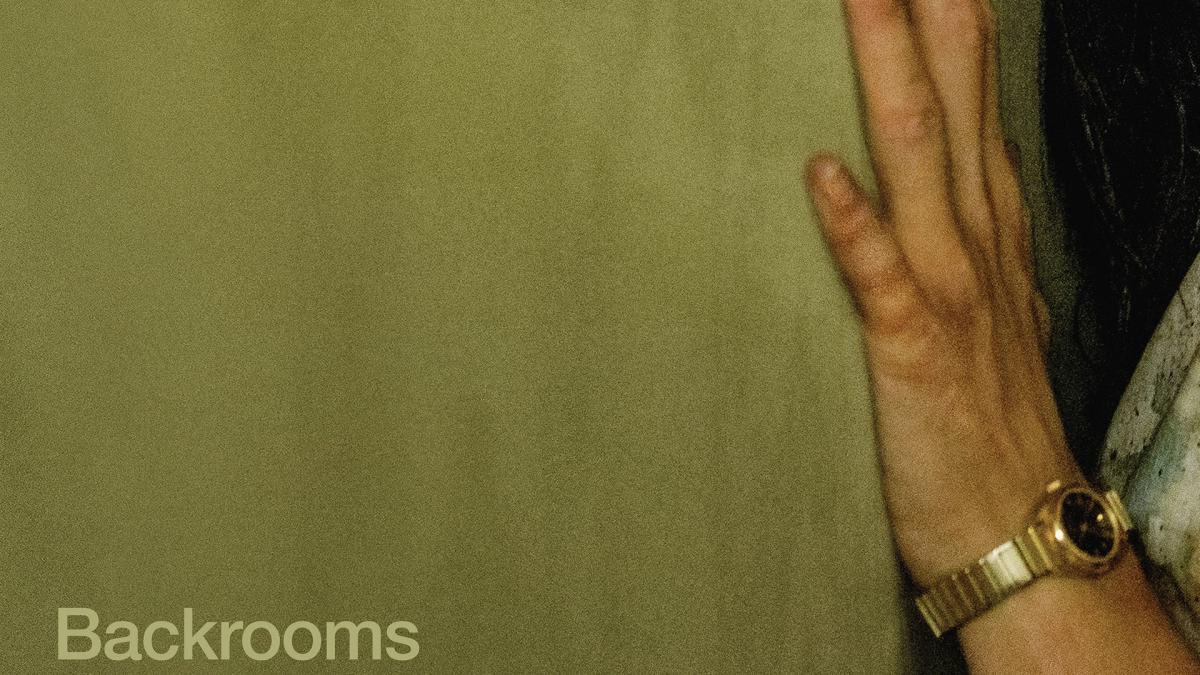 Backrooms (Tal: Engelska) (Text: Svenska)