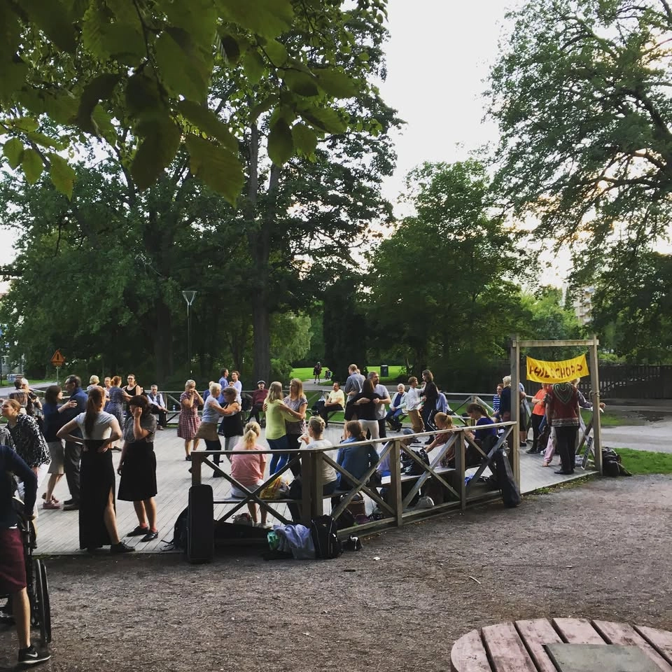 Folkdans i danspaviljongen