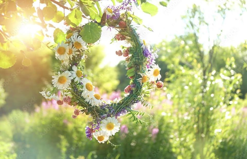Midsommarfirande i kyrkparken i Lillhärad