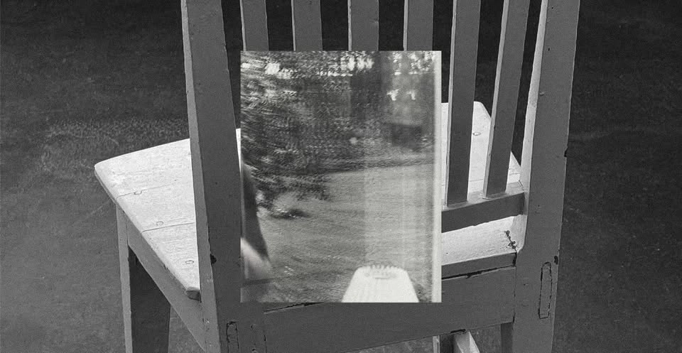 "Komposition med stol (3): Genom glas", David Schoerner