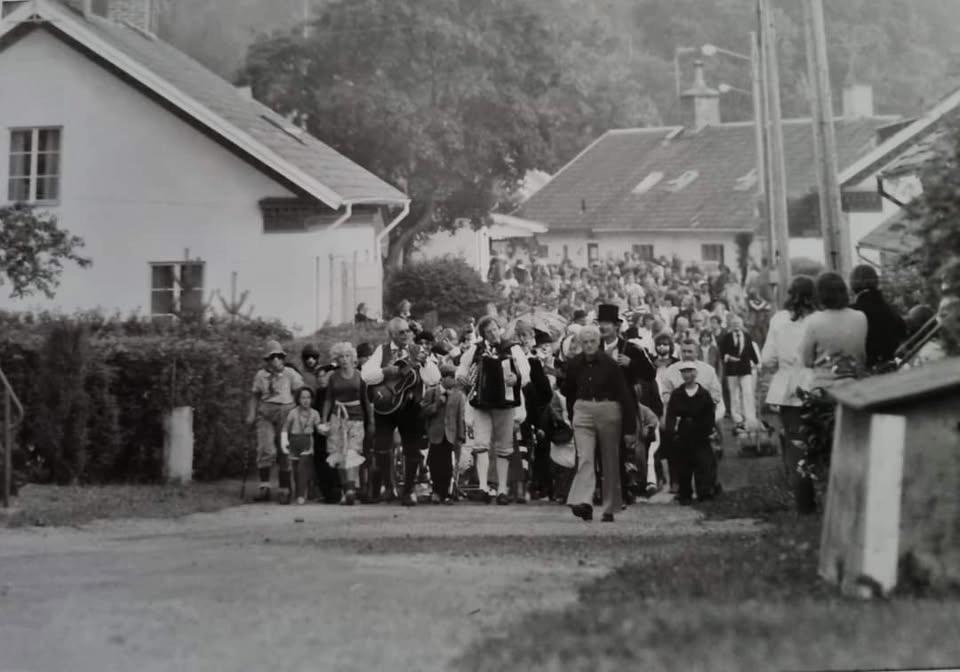 Sommarens utklädningsfest i Skebobruk