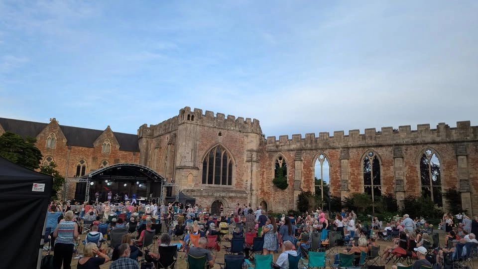 Party like it's the 90s! - Party at the Palace