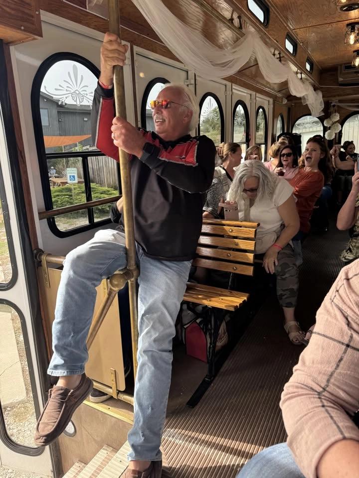 🍷 Bridges and Bubbles Trolley Winery Tour