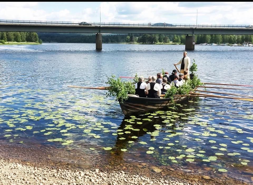 Kyrkbåtsrodd på Midsommardagen