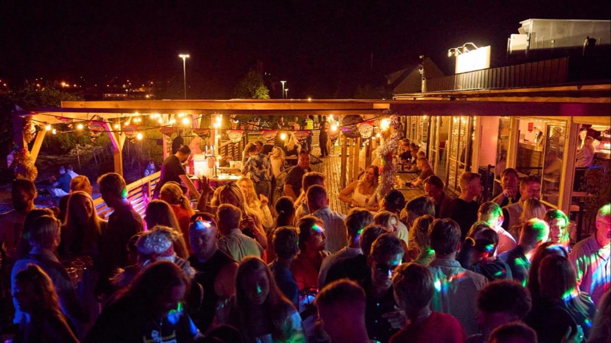 MIDSOMMARDAGEN PÅ HANÖHUS BEACHBAR