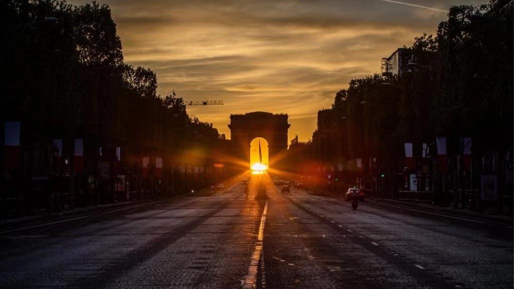 Alignement du soleil avec l'arc de Triomphe
