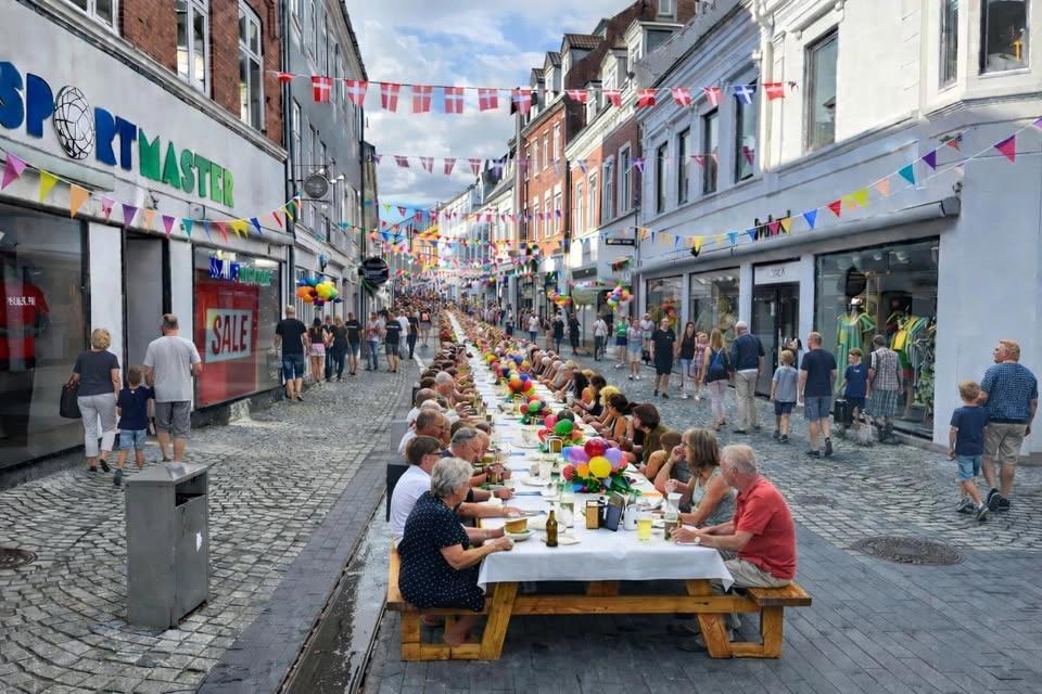 Fællesspisning i gågaderne Lørdag den 15. august kl. 12.00!