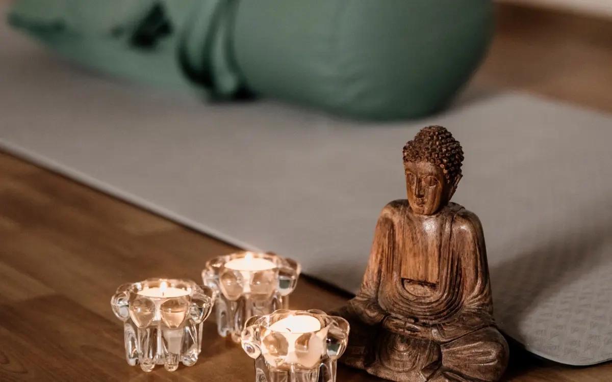 Yoga på matta utomhus